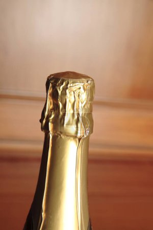 Téléchargez les photos : Sealed with golden foil Haut de la bouteille de champagne - en image libre de droit