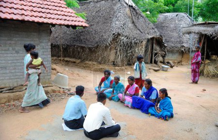 Foto de Damas y voluntarios rurales de ngo kshtriya gramin servicios financieros de la fundación IFMR, Thanjavur, Tamil Nadu, India - Imagen libre de derechos