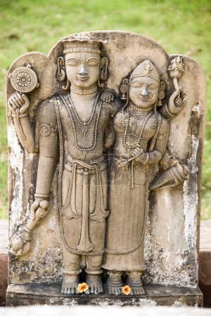 Foto de Escultura de lord vishnu y laxmi, matemáticas kabir, varanasi, uttar pradesh, Asia, India - Imagen libre de derechos