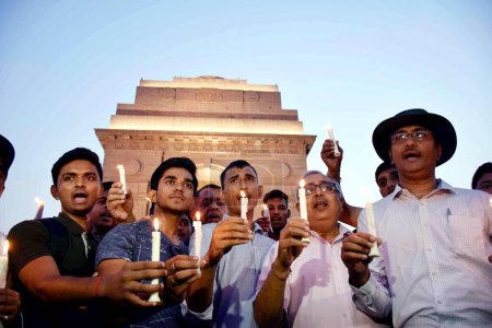 Téléchargez les photos : Manifestation contre la lumière des bougies, Porte de l'Inde, New Delhi, Inde, 13 mai 2017 - en image libre de droit