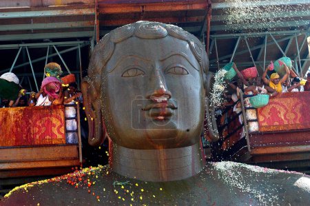 Téléchargez les photos : Fleurs se douchant sur 57 pieds de haut statue du seigneur Bahubali connu sous le nom de Gomateshvara dans Mahamasthakabisheka célébration à Sravanabelagola dans le district de Hassan du Karnataka, Inde - en image libre de droit
