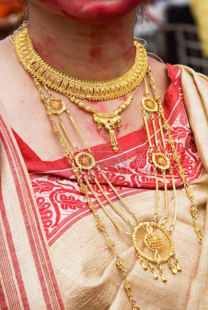 Téléchargez les photos : Femme célébrant Durga Pooja dussera Vijayadasami Navaratri Festival, Calcutta Kolkata, Bengale occidental, Inde - en image libre de droit