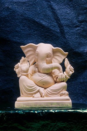 Téléchargez les photos : Ganesh ganpati Festival Elephant head Lord Idol for Ganesh Festival, near pen, Mumbai Bombay, Maharastra, Inde - en image libre de droit