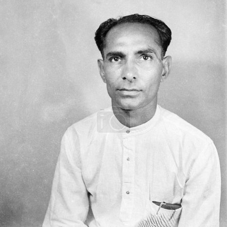 Foto de Viejo vintage 1900 s negro y blanco estudio retrato de indio hombre usando kurta India - Imagen libre de derechos