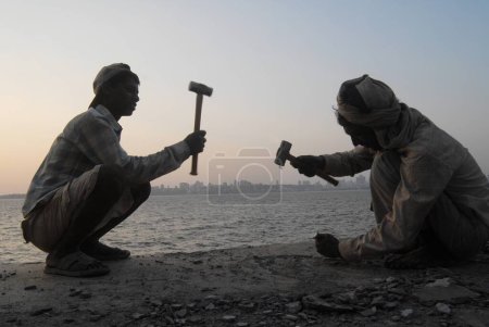 Foto de Trabajadores de la construcción trabajan durante el atardecer en Marine Drive; Bombay ahora Mumbai; Maharashtra; India - Imagen libre de derechos