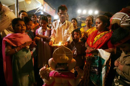Téléchargez les photos : Les dévots interprétant le puja du Seigneur Ganesha ganpati divinité hindoue avant immersion, Bombay Mumbai, Maharashtra, Inde - en image libre de droit