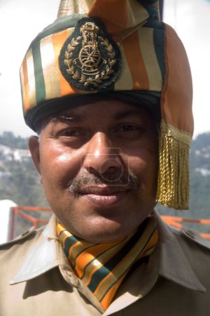Téléchargez les photos : South Asian Indian Indo Tibetan border police force in military uniform, Mussoorie, Uttaranchal, Inde - en image libre de droit