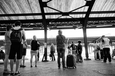 Téléchargez les photos : Personnes en attente, Quai de gare, Colmar, Grand Est, Alsace, France, Europe - en image libre de droit