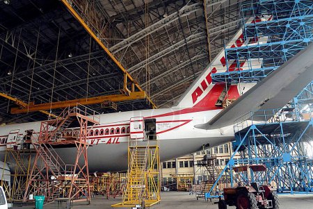 Foto de Trabajos de mantenimiento del avión Air India en el aeropuerto de Sahar Aeropuerto Internacional de Chatrapati Shivaji en Bombay Mumbai, Maharashtra, India - Imagen libre de derechos