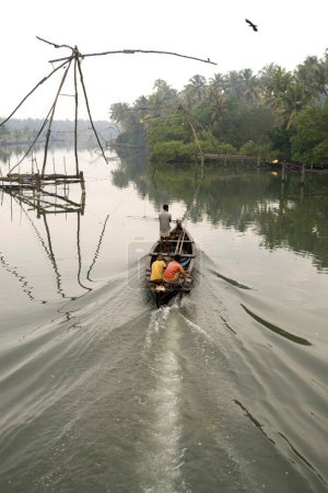 Foto de Redes de pesca chinas en remansos de Cherai, Kerala, India - Imagen libre de derechos