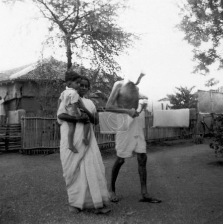 Téléchargez les photos : Mahatma Gandhi, sa belle-fille Saraswati épouse de Harilals fils Kanti et son fils Shanti à l'Ashram de Sevagram, 1941 - en image libre de droit