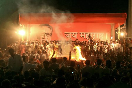 Téléchargez les photos : Shivsena Chef Bala Saheb Thackeray Funérailles au parc Shivaji Mumbai Maharashtra Inde 18 novembre 2012 - en image libre de droit