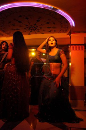 Téléchargez les photos : Décoré filles dansant dans le bar, Bombay Mumbai, Maharashtra, Inde - en image libre de droit