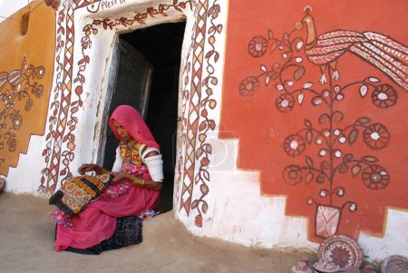 Foto de Señora haciendo trabajos de bordado en tela, Khuhri, Jaisalmer, Rajasthan, India - Imagen libre de derechos