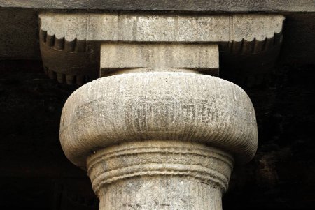 UNESCO-Weltkulturerbe; Spitze der reich aus Stein geschnitzten Säule der Elephanta-Höhlen bei Gharapuri, die heute als Elefanteninsel bekannt ist; Distrikt Raigad; Maharashtra; Indien