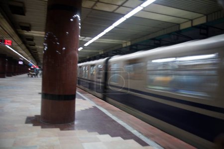 Foto de Metro subterráneo tren que pasa; Calcuta ahora Calcuta; Bengala Occidental; India - Imagen libre de derechos
