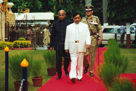 Téléchargez les photos : Homme politique indien d'Asie du Sud et ancien Premier ministre Narayan Rane hissant le drapeau le jour de l'indépendance, Inde - en image libre de droit