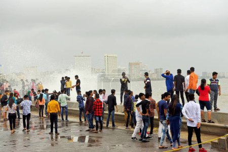 Téléchargez les photos : Les gens apprécient la mousson à Marine Drive, Mumbai, Maharashtra, Inde, Asie - en image libre de droit