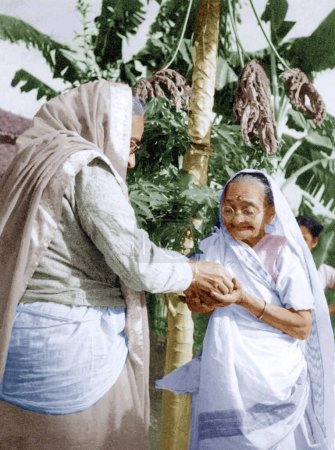 Foto de Kasturba Gandhi recibiendo presente en el Ashram Sevagram, Wardha, Maharashtra, India, Asia, 1942 - Imagen libre de derechos
