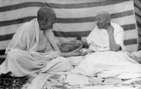 Foto de Mahatma Gandhi y Khan Abdul Gaffar Khan en una reunión pública durante su visita a las Provincias de la Frontera Noroeste a Afganistán, octubre 1938 - Imagen libre de derechos