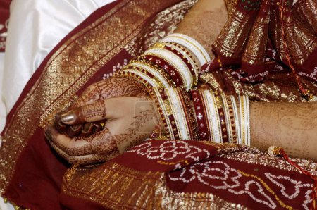 Foto de Novia india del sur de Asia con brazaletes dorados y mostrando mehandi en la ceremonia de boda urbana, India - Imagen libre de derechos