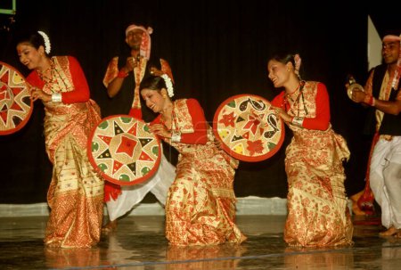 Téléchargez les photos : Femmes exécutant bihu danse folklorique, assam, Inde - en image libre de droit