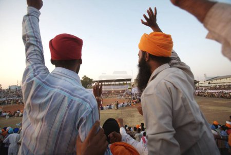 Téléchargez les photos : Dévots sikhs encourageant les joueurs lors d'un match de lutte amicale, événements culturels pour les célébrations du 300e anniversaire de la consécration du perpétuel Sikh Guru Granth Sahib au terrain de sport Khalsa, Nanded, Maharashtra, Inde - en image libre de droit