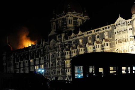 Foto de Incendio en el ala antigua del hotel Taj Mahal; después del ataque terrorista de Deccan Mujahedeen el 26 de noviembre de 2008 en Bombay Mumbai; Maharashtra; India - Imagen libre de derechos