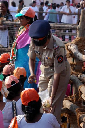 Téléchargez les photos : Police distribuant de la nourriture, Shivaji Park, Mumbai, Maharashtra, Inde, Asie - en image libre de droit