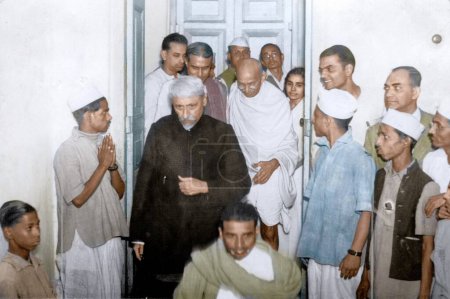 Foto de Mahatma Gandhi, Dr Sushila Nayar Abul Kalam Maulana Azad entering room, India, Asia, 1946 - Imagen libre de derechos