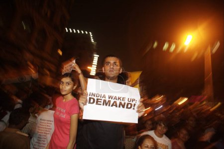 Téléchargez les photos : Mumbaikars a participé à une marche de protestation de masse à Gateway-of-India après l'attaque terroriste de Deccan Moudjahidin le 26 novembre 2008 à Bombay Mumbai, Maharashtra, Inde - en image libre de droit