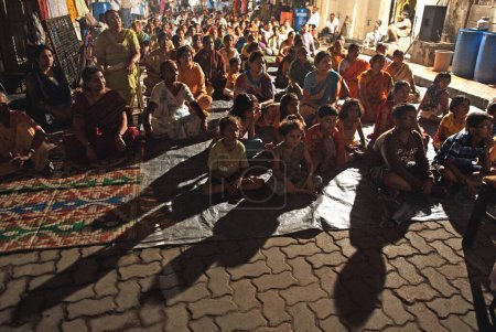 Foto de Residentes en campamento de meditación tras ataque terrorista de muyahidines decanos en Bombay Mumbai, Maharashtra, India 4-diciembre-2008 - Imagen libre de derechos