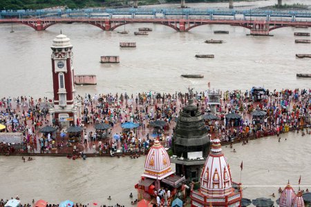 Téléchargez les photos : Har Ki Pauri signifie littéralement pas du Seigneur est considéré comme le Ghat le plus sacré de Haridwar, une ville sainte des hindous est situé sur les rives de la rivière Ganga dans l'Uttaranchal, Inde - en image libre de droit