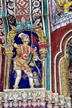 Escultura del encantador de serpientes en maratha darbar hall en el palacio de Thanjavur, Tanjore, Tamil Nadu, India