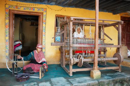 Téléchargez les photos : Dames rurales filant de la laine et travaillant sur une initiative économique lancée par l'ONG Chinmaya Organization of Rural Development CORD, Sidhbari, Himachal Pradesh, Inde - en image libre de droit