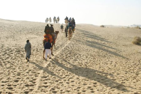 Téléchargez les photos : Promenade à dos de chameau dans les dunes de sable du désert de Sam Thar, Jaisalmer, Rajasthan, Inde - en image libre de droit
