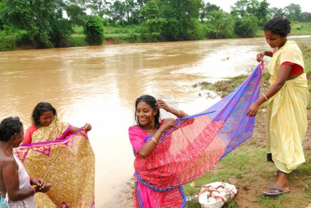 Foto de Ho tribus mujeres ayudando a usar sari después, Chakradharpur, Jharkhand, India - Imagen libre de derechos