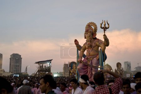 Téléchargez les photos : Lord ganesh immersion girgaon chaupati à Bombay au maharashtra Inde - en image libre de droit