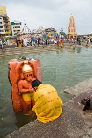 Foto de Niño sadhu oración hanuman estatua, Nasik, maharashtra, india, asia - Imagen libre de derechos