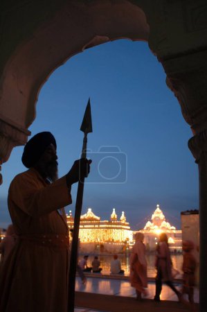 Téléchargez les photos : Garde sikhiste debout devant le temple d'or, Amritsar, Punjab, Inde - en image libre de droit