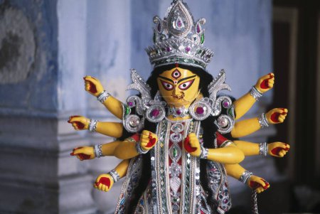 Téléchargez les photos : Sculpture Déesse Durga Pooja procession puja Hommage à la déesse mère pendant les neuf jours de Navaratri Festival, calcutta, ouest du Bengale, Inde - en image libre de droit