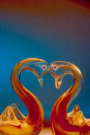 Concepto, pareja marido doble esposa amante par dos veces gemelo dos artículos de regalo cisne hecho de vidrio moderno bellas artes fotografía