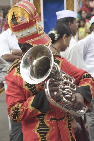 Téléchargez les photos : Instrument de musique Euphonium, Artiste jouant de l'Euphonium dans un orchestre, pendant la procession religieuse - en image libre de droit