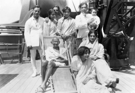Téléchargez les photos : Mahatma Gandhi avec d'autres passagers lors de son voyage en Angleterre, septembre 1931 - COMMUNIQUÉ DE MODÈLE NON DISPONIBLE - en image libre de droit