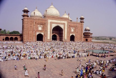 Téléchargez les photos : Prières musulmanes à Taj mahal Septième Merveille du Monde ; Agra ; Uttar Pradesh ; Inde - en image libre de droit