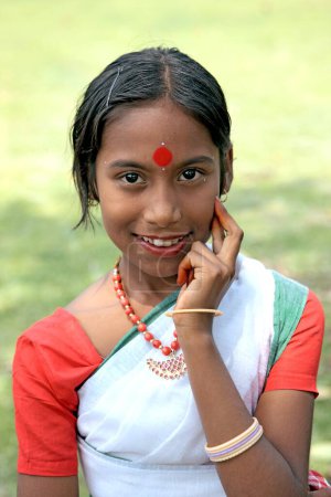 Téléchargez les photos : Assamese young girl celebrating Bihu festival (new year celebration) Assam, Inde - en image libre de droit