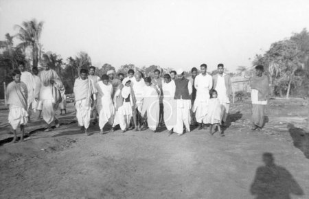 Foto de Mahatma Gandhi y su partido en la marcha por las zonas afectadas por los disturbios en Noakhali; Bengala Oriental; noviembre de 1946; India - Imagen libre de derechos