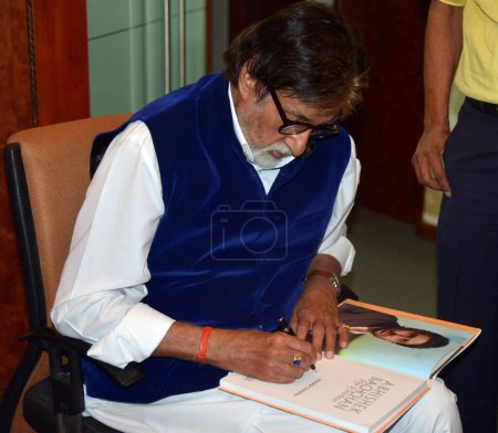Téléchargez les photos : Acteurs indiens de contreplaqué, Amitabh Bachchan signant Abhishek Bachchan livre, Inde, Asie - en image libre de droit