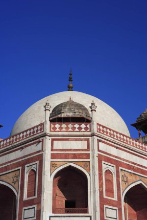 Humayun's tomb built in 1570 made from red sandstone and white marble first garden-tomb on the Indian subcontinent persian influence in mughal architecture , Delhi , India UNESCO World Heritage Site
