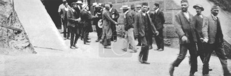 Foto de Resistentes pasivos siendo liberados de la prisión de Johannesburgo Fort, Sudáfrica, enero de 1908. Para Mahatma Gandhi, que puede ser visto tercero desde la izquierda, fue su primer encarcelamiento. - Imagen libre de derechos